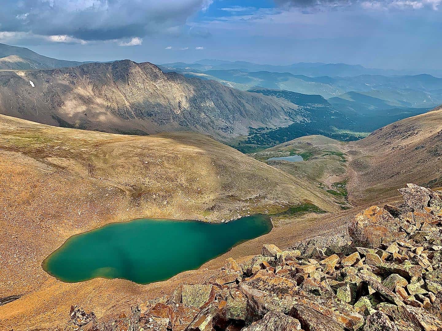 A lake in the middle of a mountain in colorado.