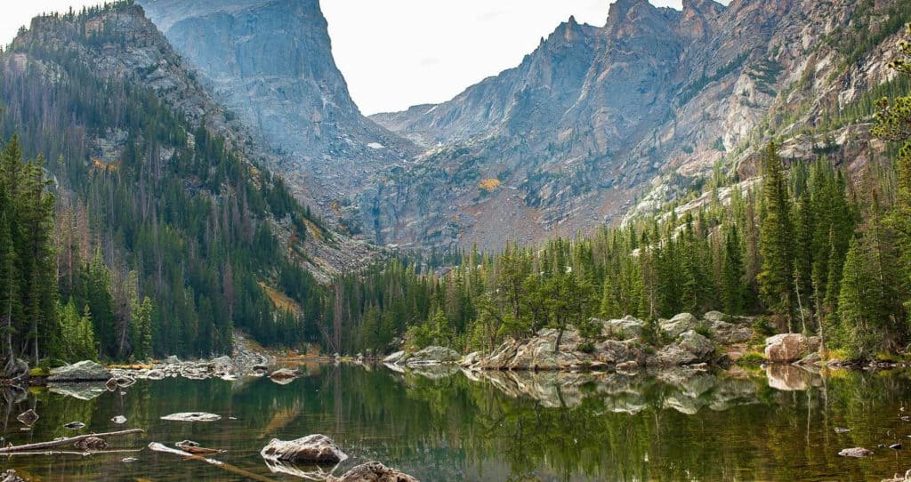 A lake surrounded by mountains and trees.
